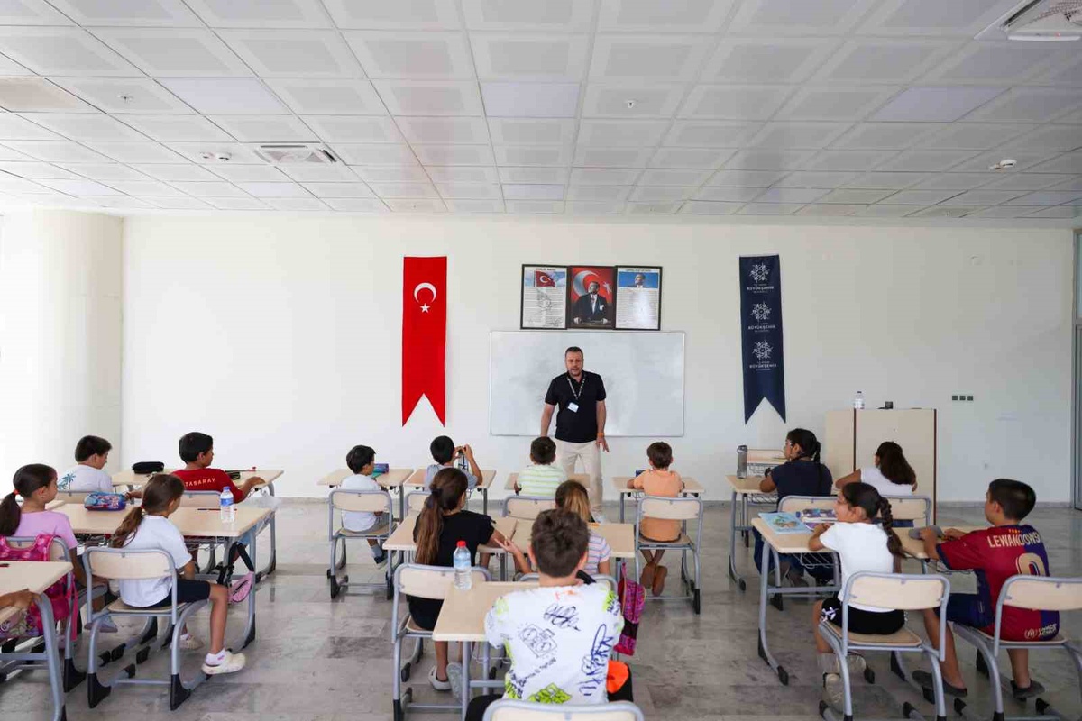 Aydınlı çocuklar yaz tatilini İngilizce öğrenerek geçiriyor