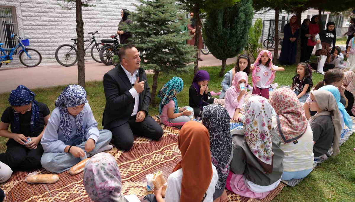 Başkan Ural’dan miniklere tatlı sürpriz