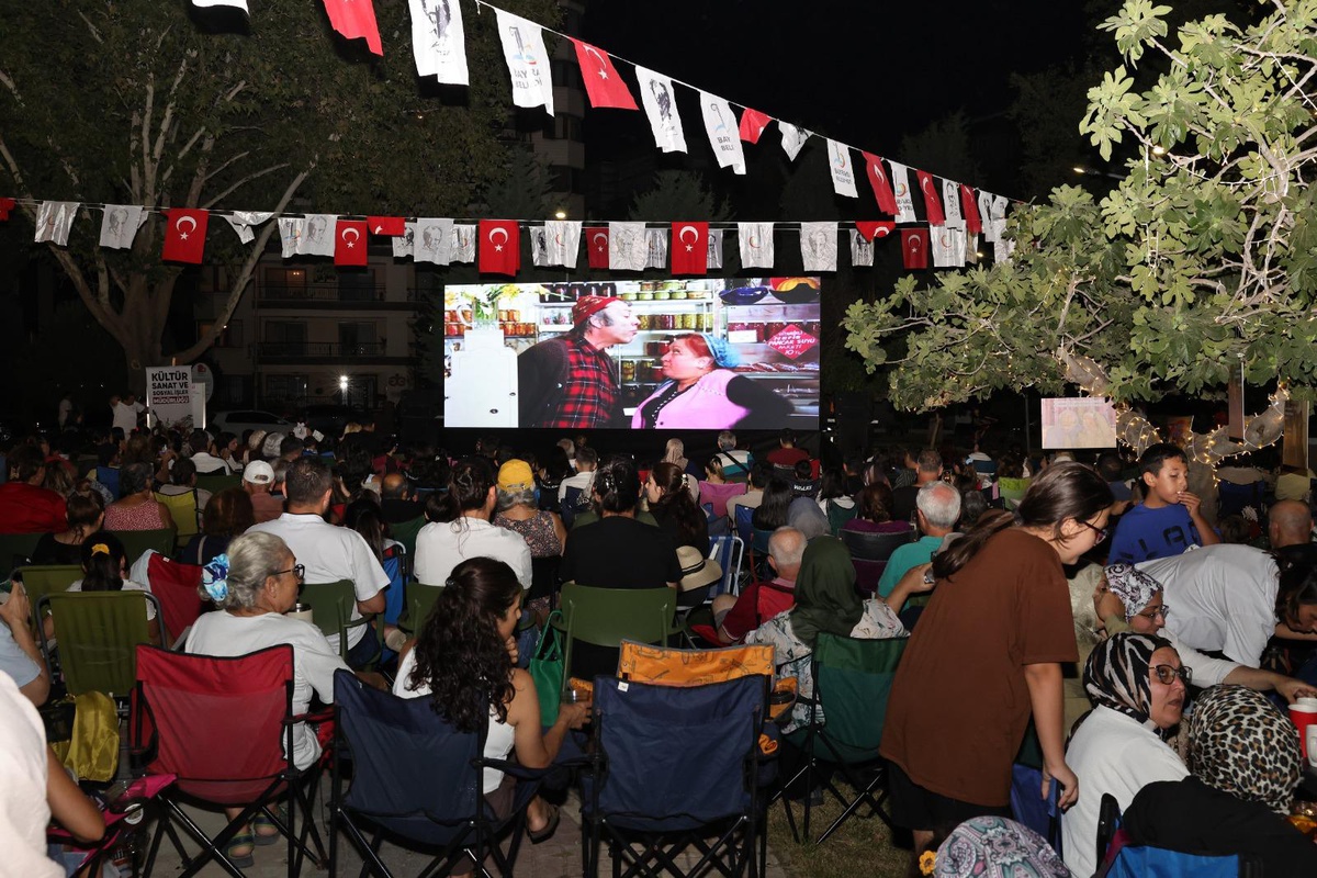 Bayraklı\'da açık hava sinema günleri devam ediyor