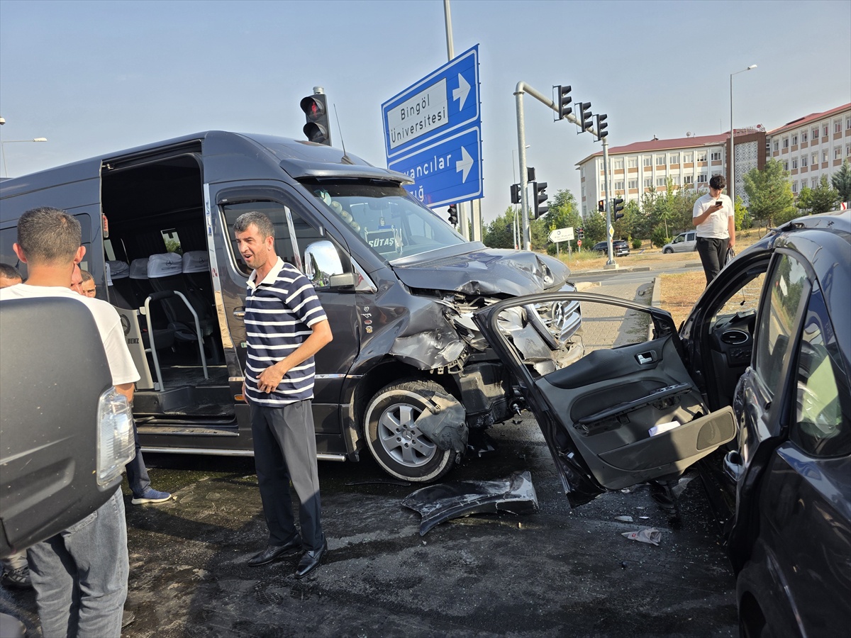 Bingöl\'de Minibüs ve Otomobil Çarpıştı