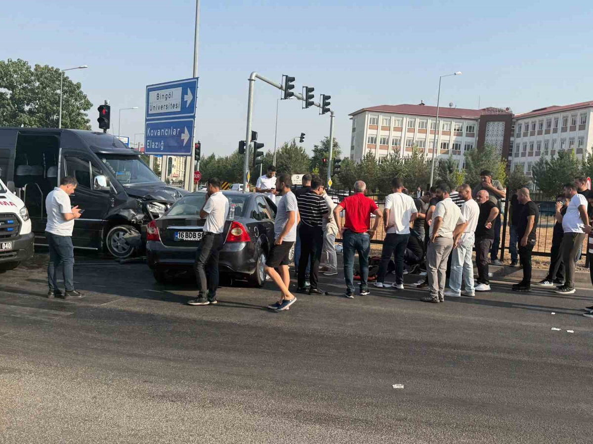 Bingöl\'de Trafik Kazası: 5 Yaralı