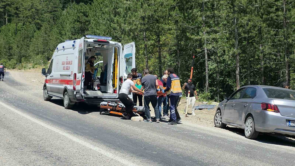 Domaniç\'te Traktör Devrildi: Sürücü Yaralandı