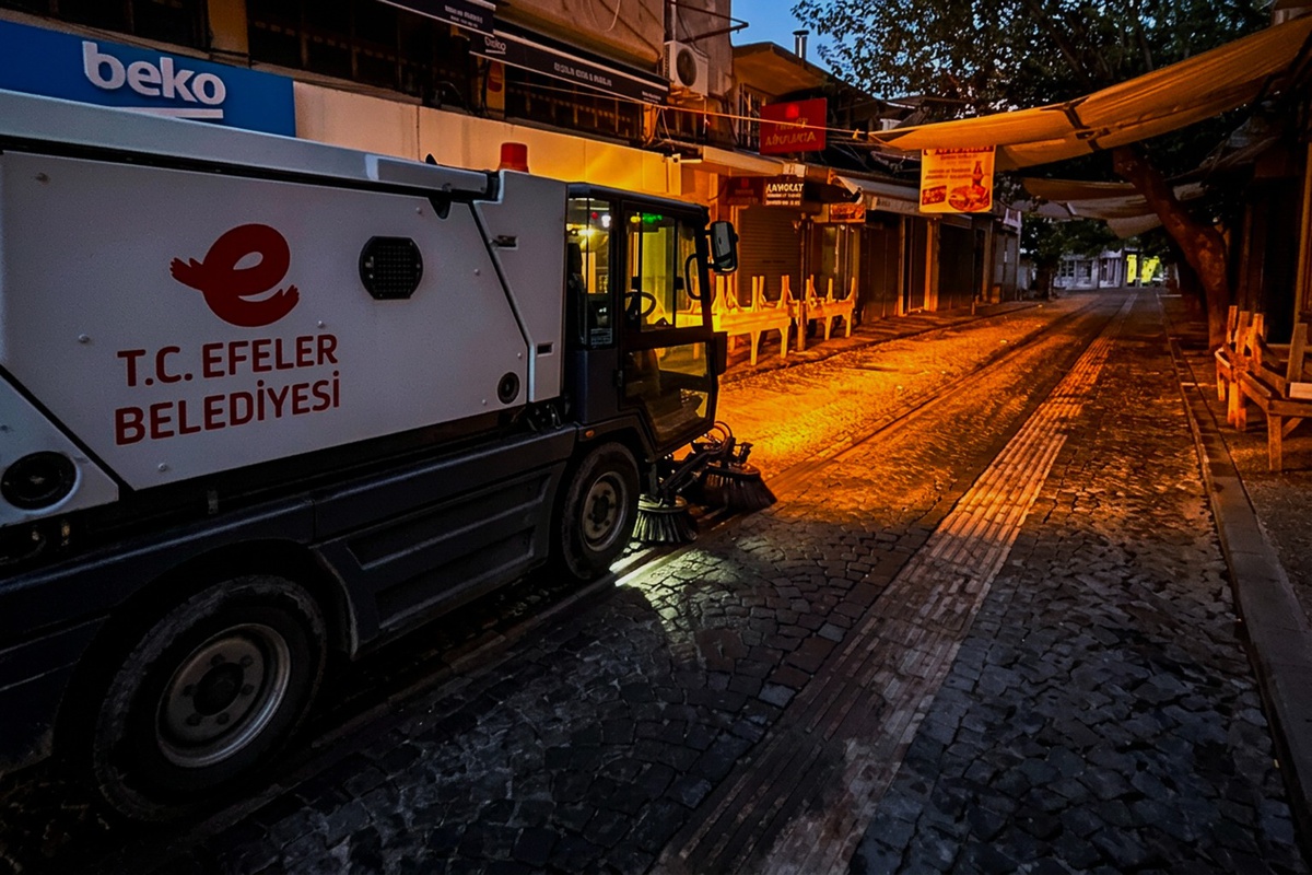 Efeler’in tarihi çarşılarında kapsamlı temizlik çalışması