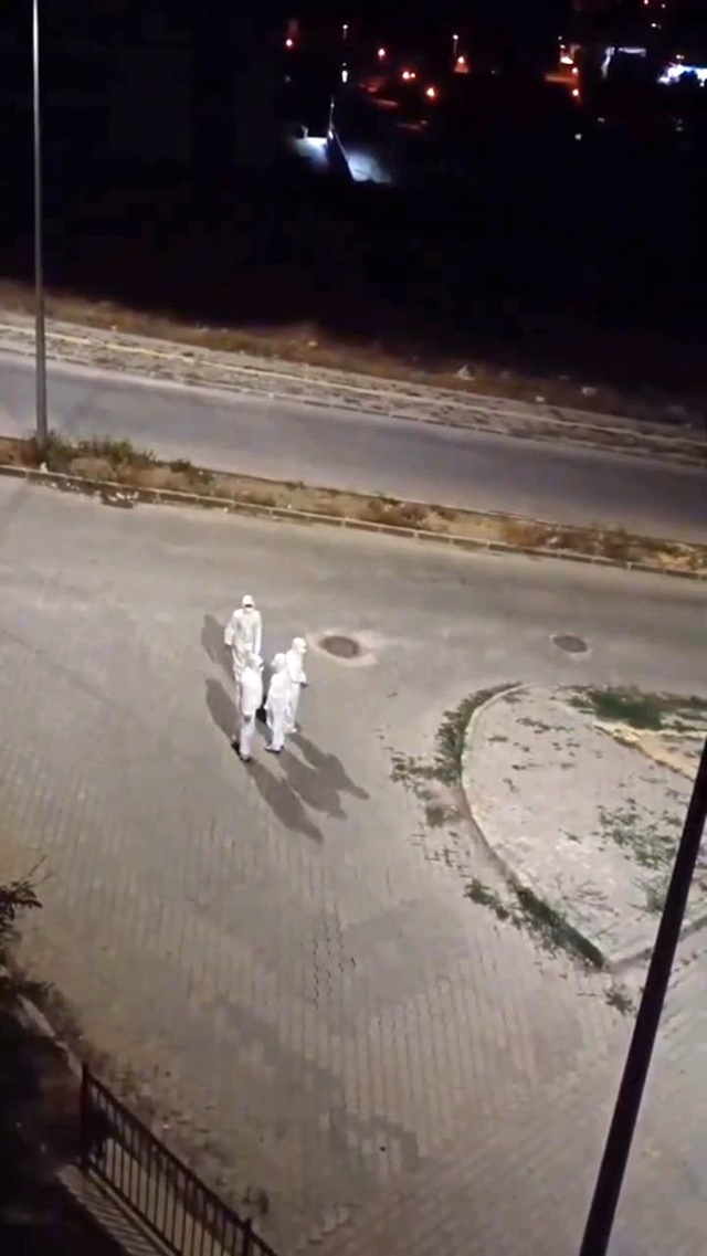 Deprem konutları çevresinde esrarengiz görüntü! Polis alarma geçti