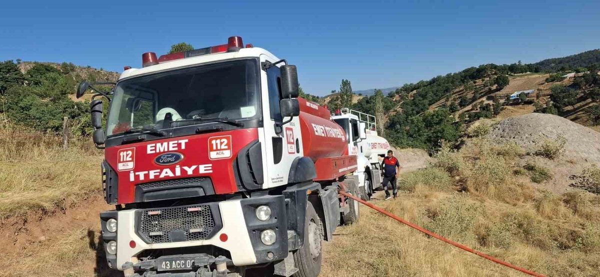 Emet’te ahır ve samanlık yangını: 2 büyükbaş hayvan telef oldu, 400 balya saman yandı