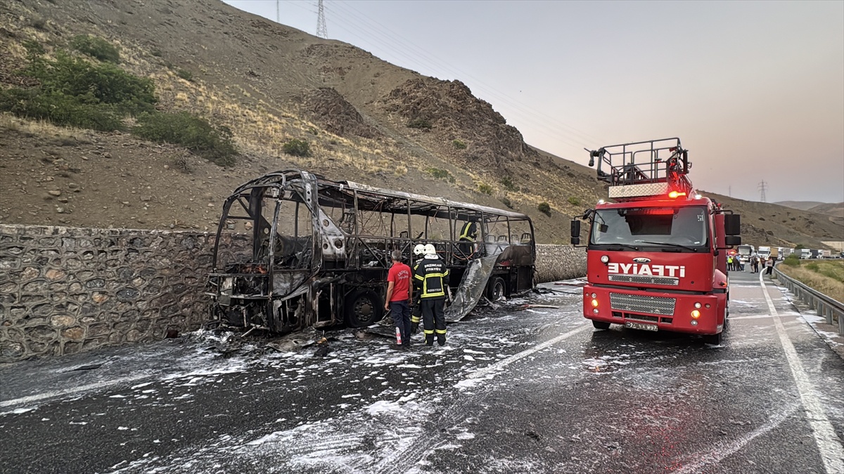 Erzincan-Sivas Yolunda Otobüs Yangını