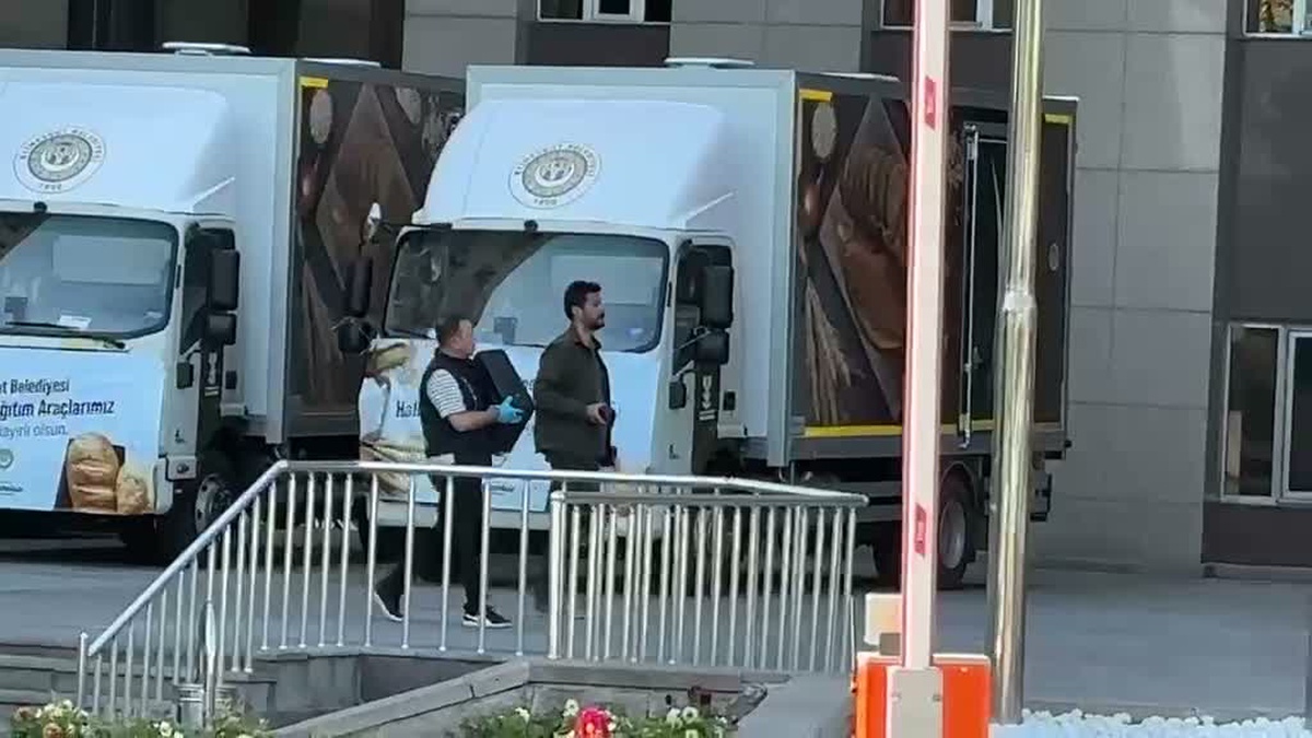 Etimesgut Belediye\'sine operasyon... Başkan Erdal Beşikçioğlu dahil 52 kişi gözaltına alındı