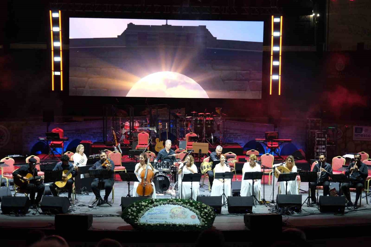 Grup Köprü, festival sahnesinde kültürleri aynı ezgide buluşturdu