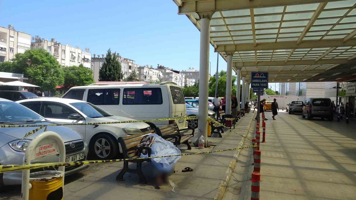 Antalya\'da Evsiz Adamın Cansız Bedeni Bulundu