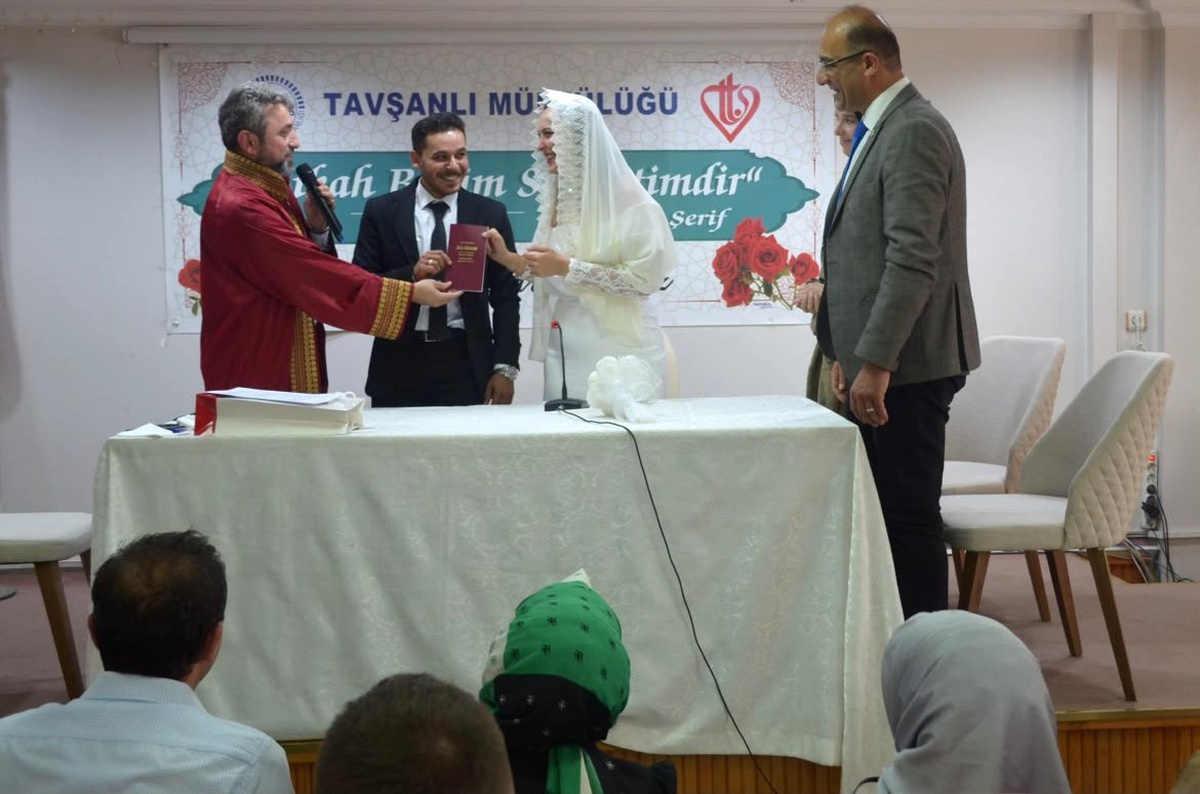 TDV\'nin Evlilik Projesi Tavşanlı\'da Nikah Töreni Düzenledi