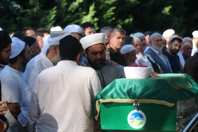 İmam babanın en zor görevi! Askerlik çağındaki oğlunun cenaze namazını kıldırdı