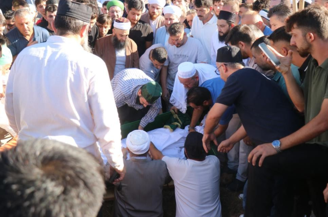 İmam babanın en zor görevi! Askerlik çağındaki oğlunun cenaze namazını kıldırdı