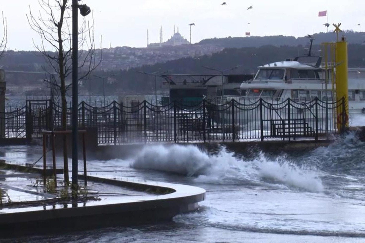 İstanbullular dikkat! Valilikten kritik uyarı geldi: Şiddetli fırtına yıkıp geçecek