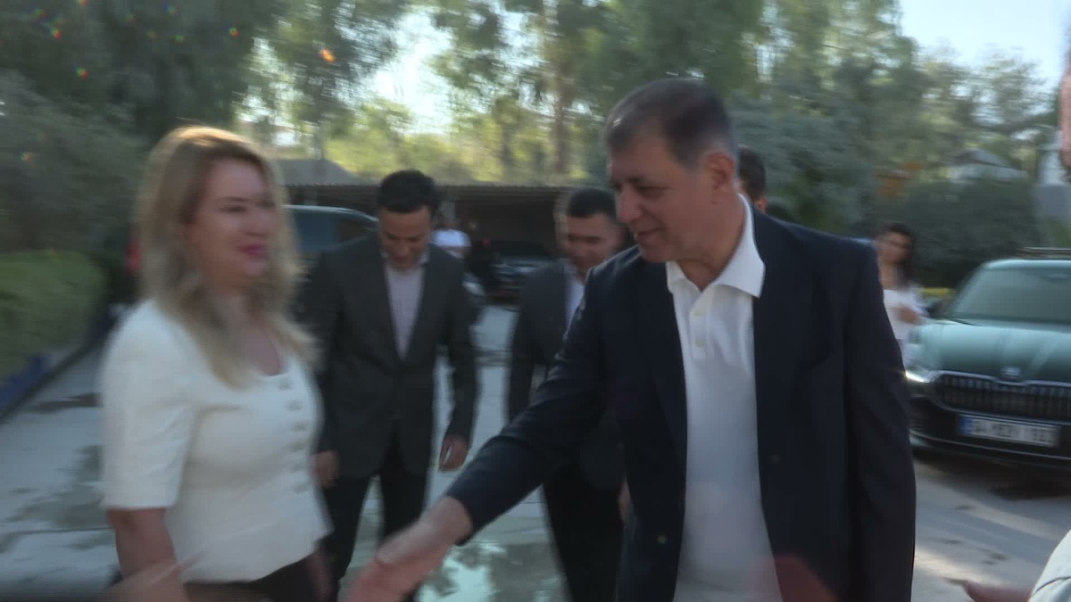 İzmir Büyükşehir Belediye Başkanı Tugay, güne İZBETON emekçileriyle başladı