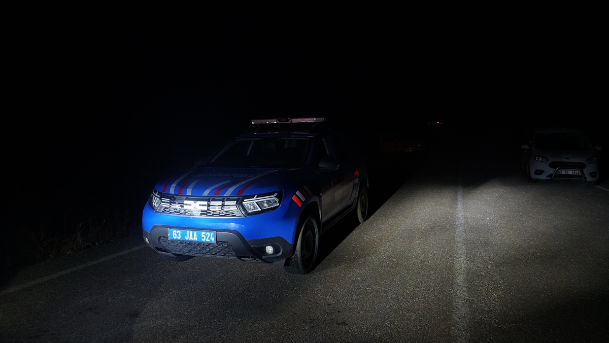 Jandarma kıyafeti giyip durdurdukları araçtaki 13 kilo altını gasbettiler