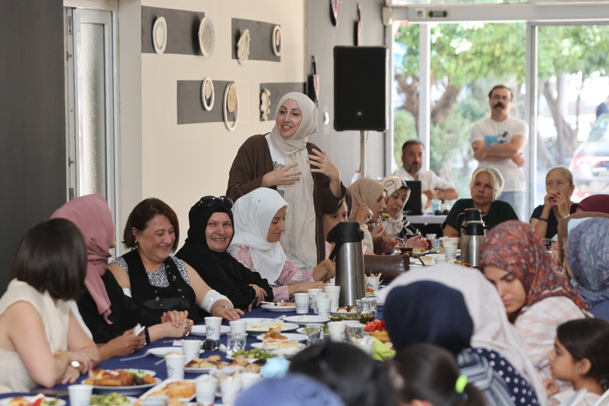 Karabağlar Belediyesi Tekstil Akademisi\'nde eğitim alan kadınlar mezun oldu