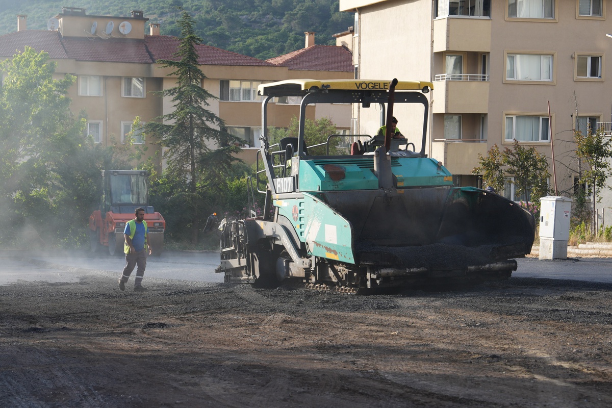 Kartal’ın 20 mahallesinde asfalt seferberliği sürüyor