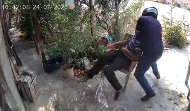 Kask ve eldivenle geldi, yaşlı adamın boynunu kırmaya çalıştı! Dehşet anları kamerada