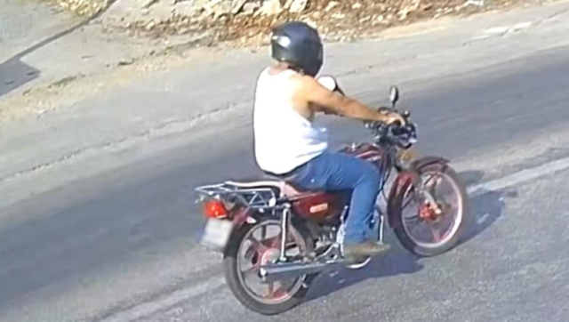 Kask ve eldivenle geldi, yaşlı adamın boynunu kırmaya çalıştı! Dehşet anları kamerada