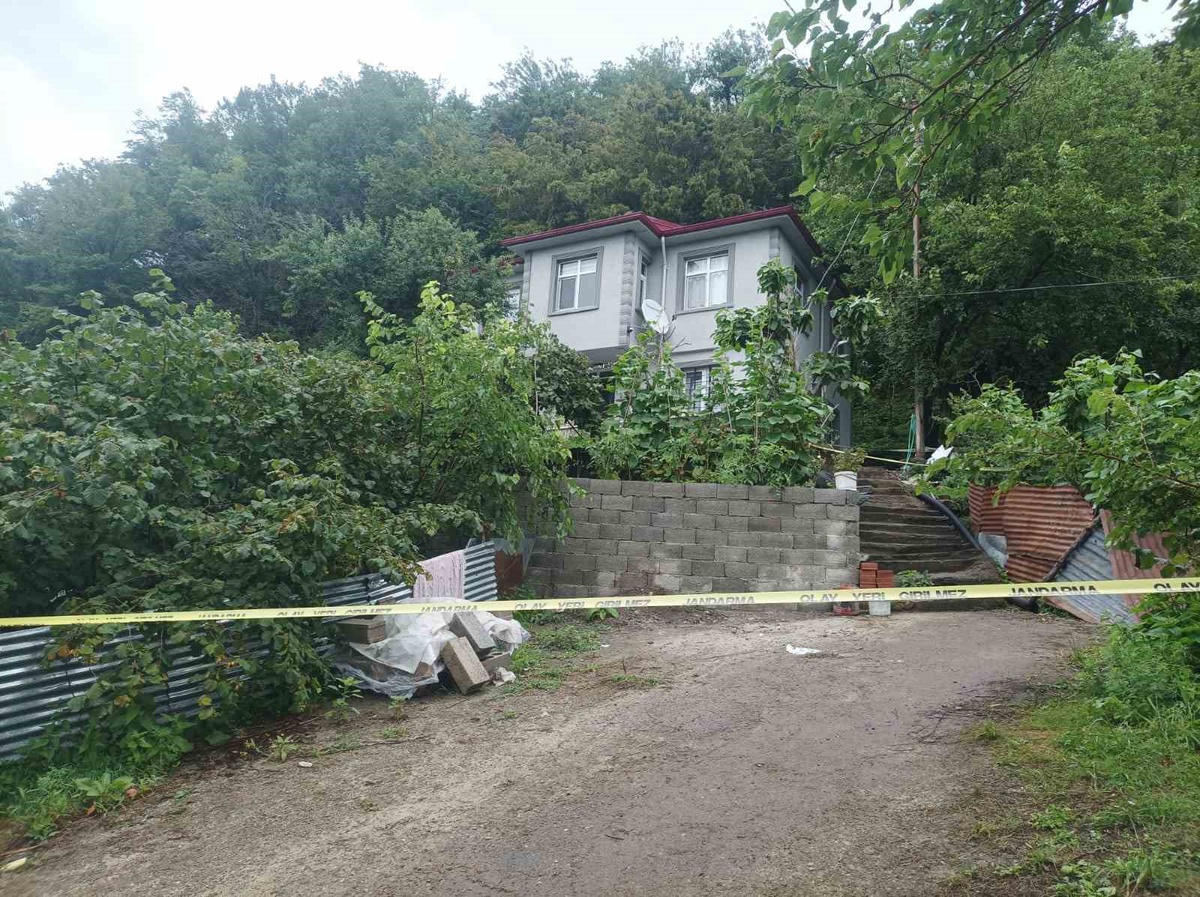 Kaya parçası evin duvarını yıkarak içeri girdi, odanın boş olması faciayı önledi