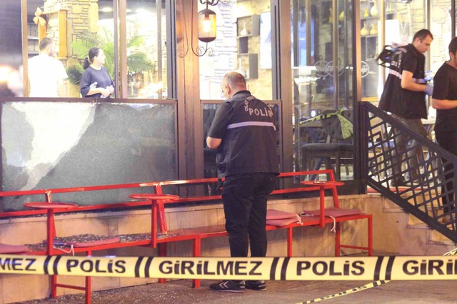 Kebapçıya kurşun yağdırdılar: Yemek yiyen 4 kişi yaralandı