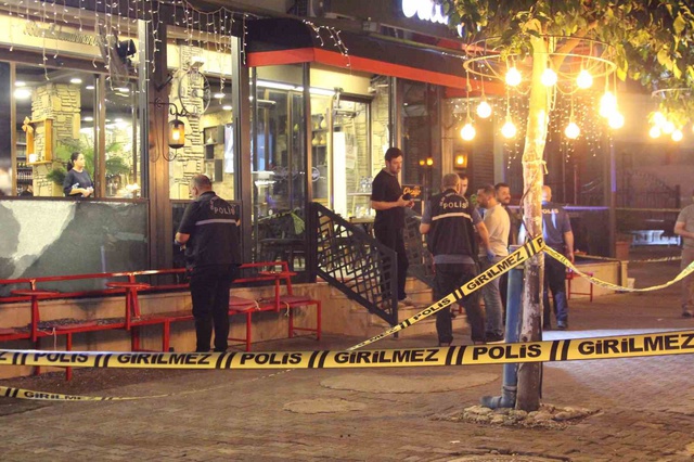 Kebapçıya kurşun yağdırdılar: Yemek yiyen 4 kişi yaralandı