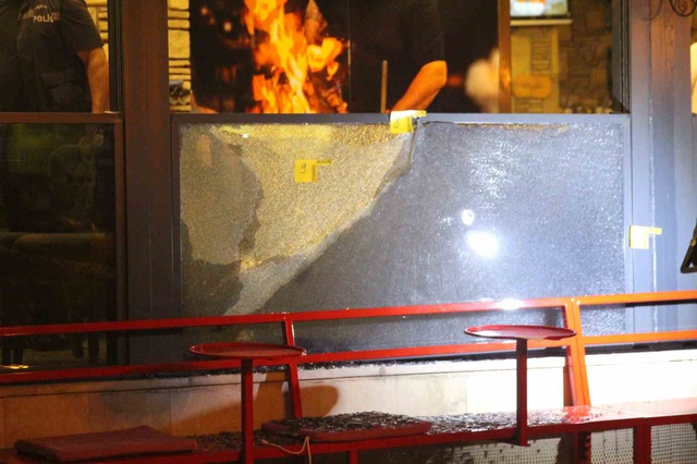 Kebapçıya kurşun yağdırdılar: Yemek yiyen 4 kişi yaralandı