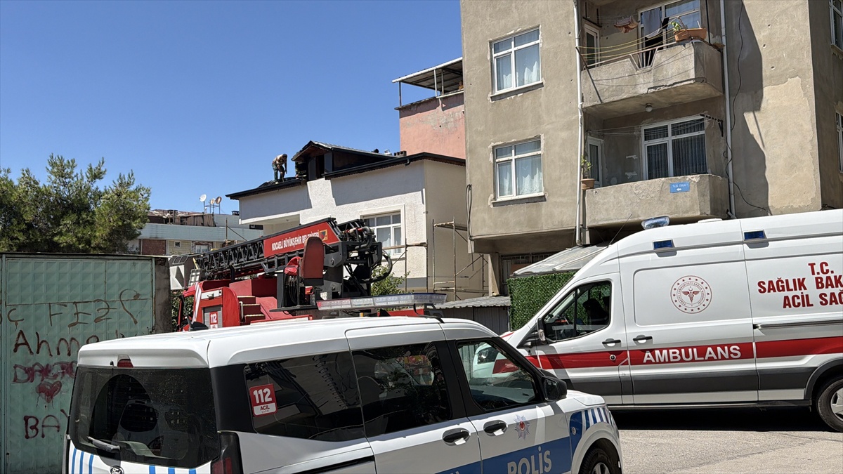 Gebze\'de Çatı Yangını Söndürüldü