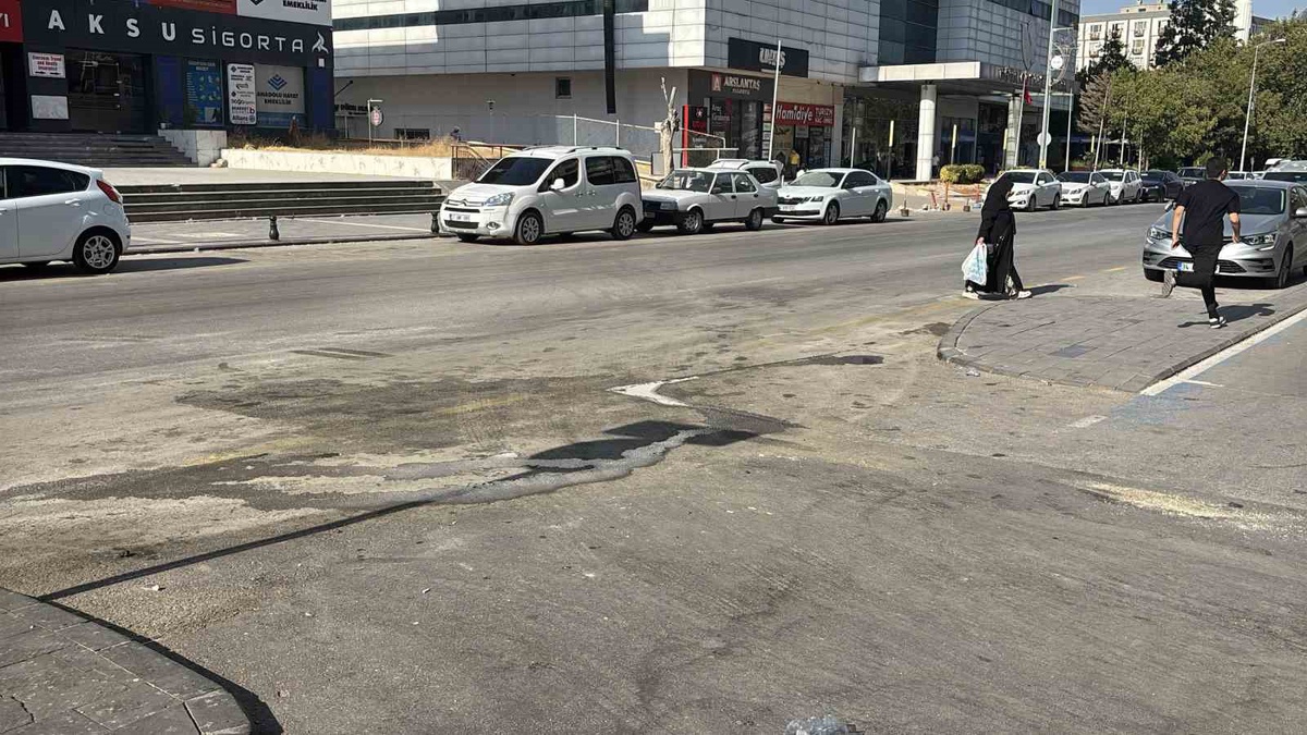 Kontrolsüz dönüş yapan araca motosikletli polisler çarptı: 2 polis yaralandı
