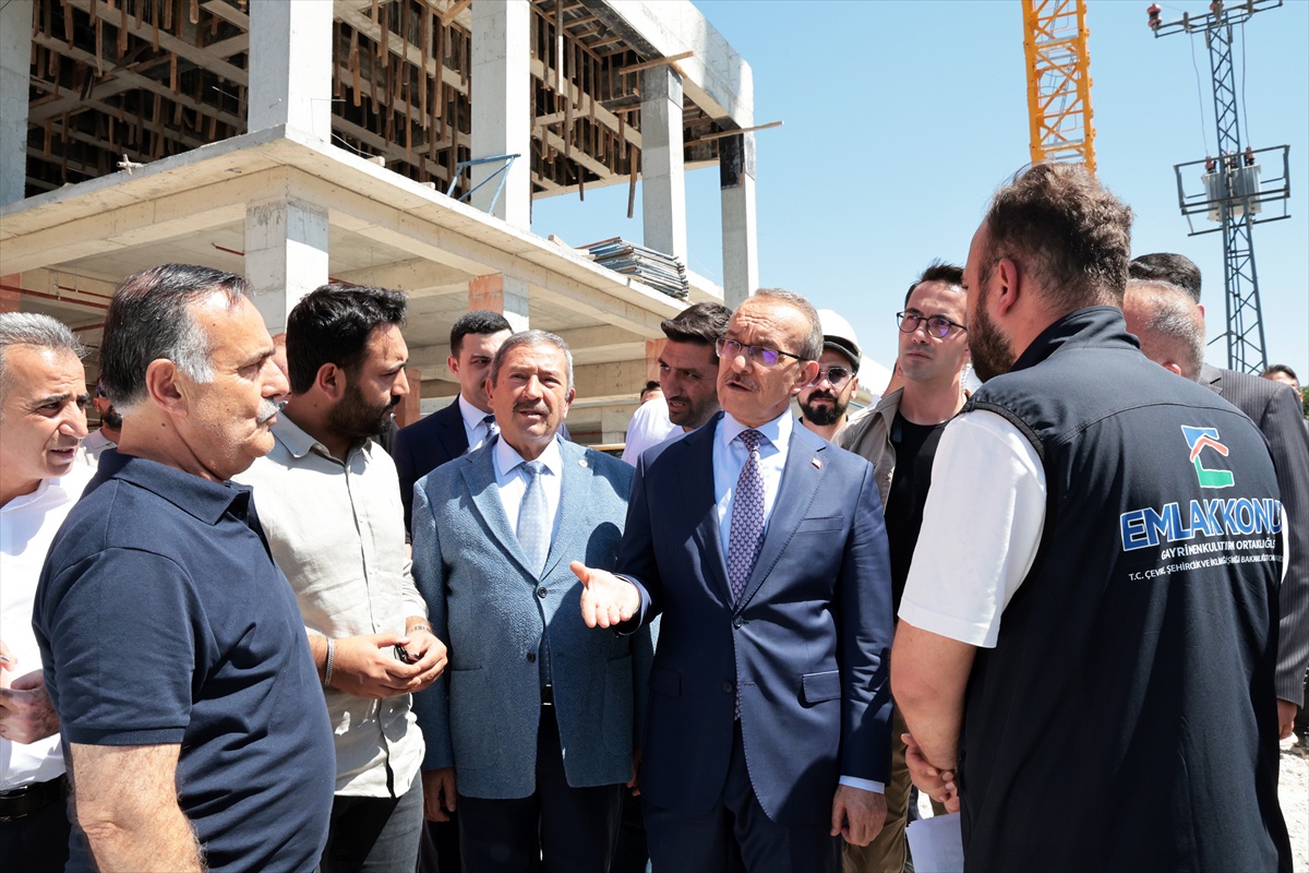 Malatya Valisi Seddar Yavuz, Darende\'deki iş merkezi ve deprem konutları inşaatlarını inceledi