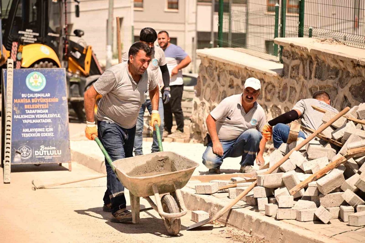 Manisa’nın yeni yerleşim yeri Akgedik’te yollar yenileniyor