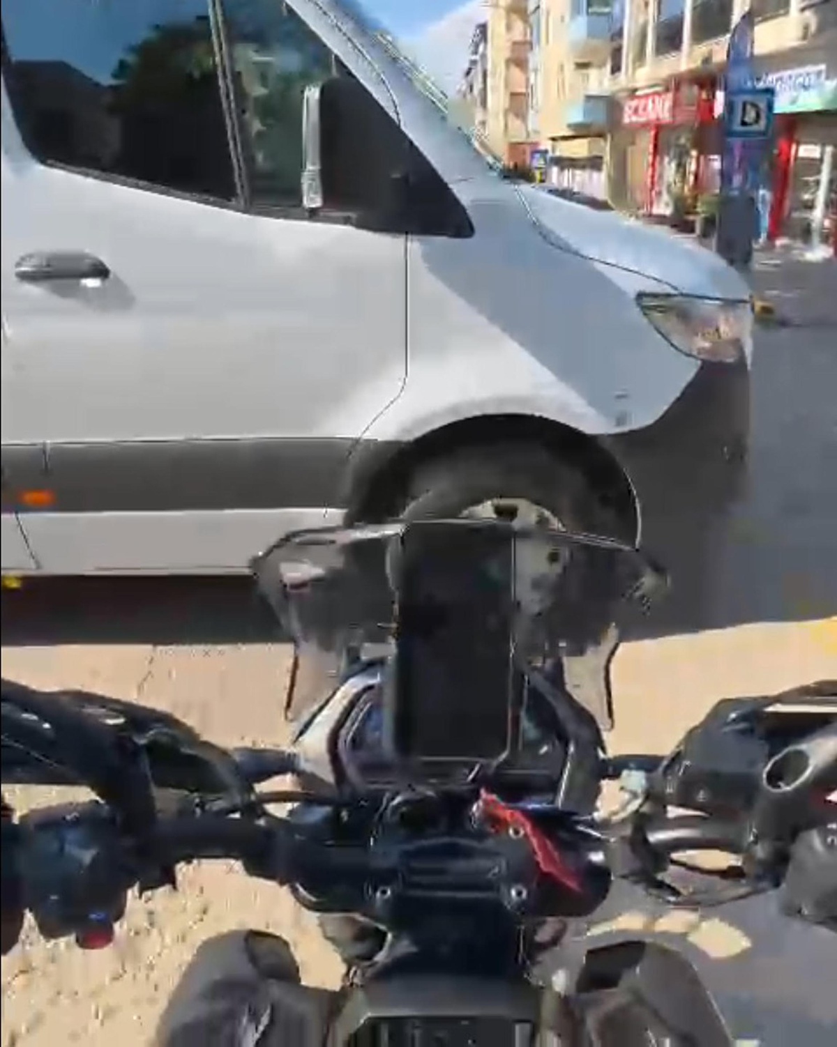 Edirne\'de Motosiklet ile Minibüs Çarpıştı