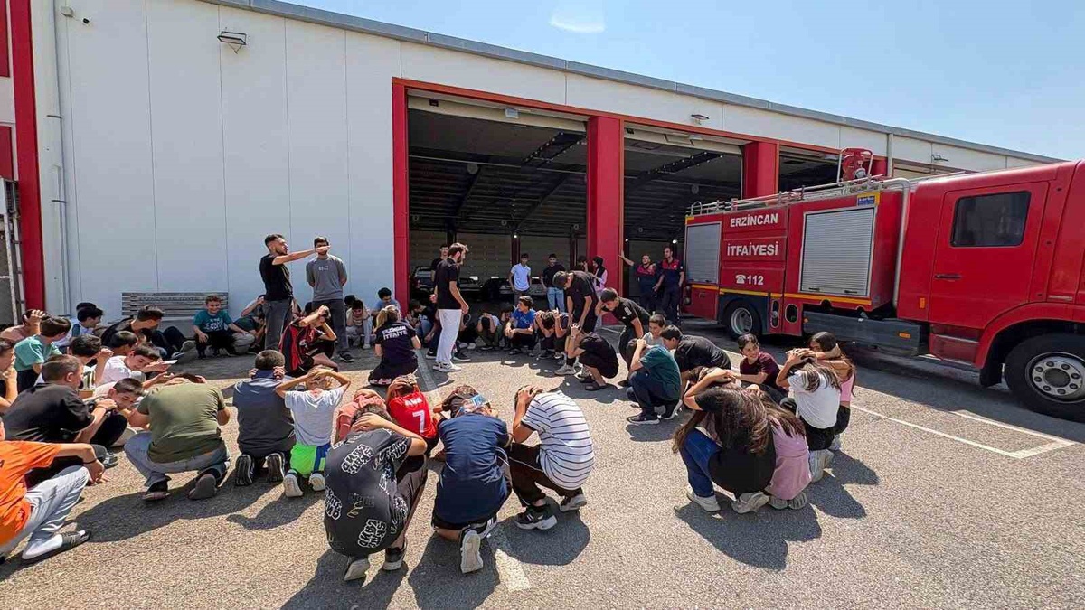 Öğrenciler itfaiyeciliği yerinde öğrendi