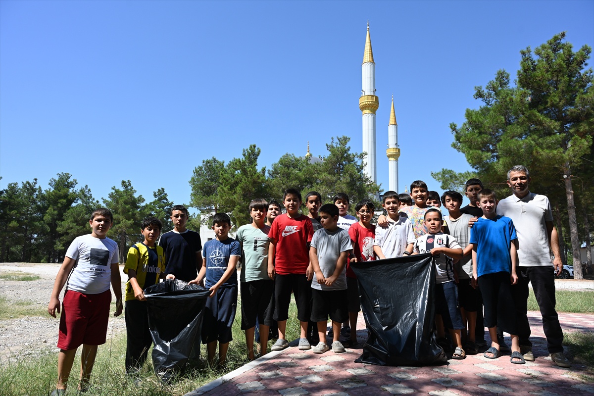 Kadirli\'de Kur\'an Kursu Öğrencilerinden Temizlik Etkinliği