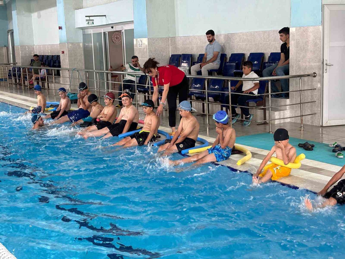 Patnos\'ta Yüzme Eğitimi Devam Ediyor
