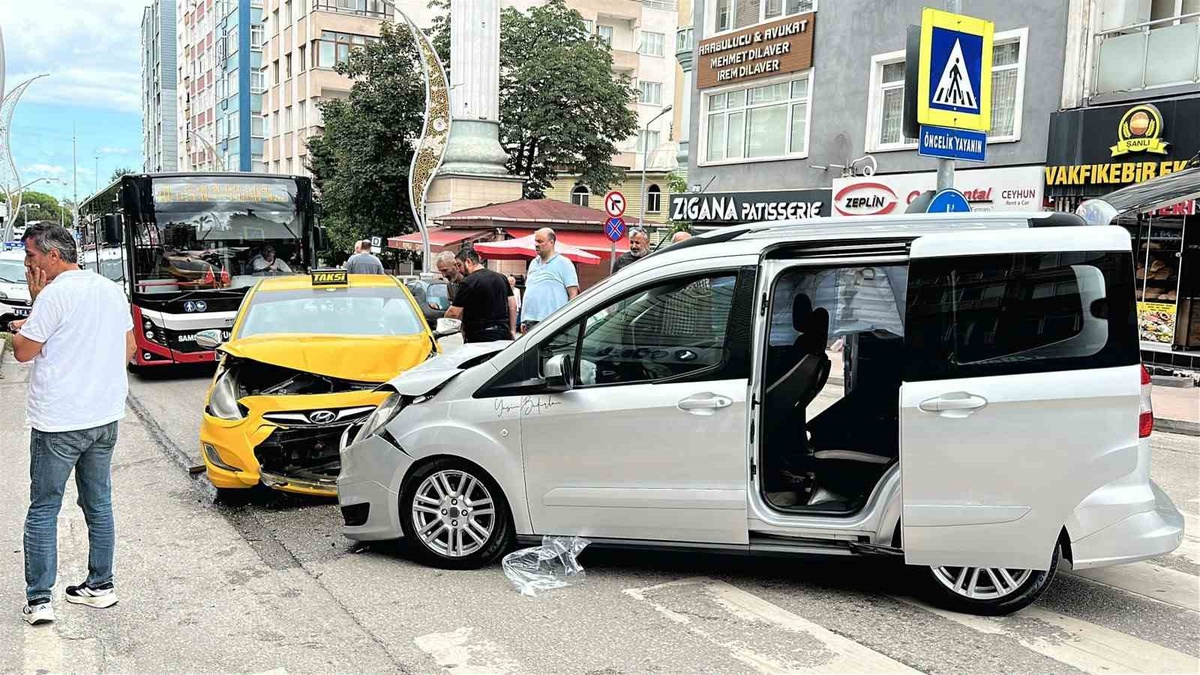 Samsun\'da Trafik Kazası: 2 Yaralı