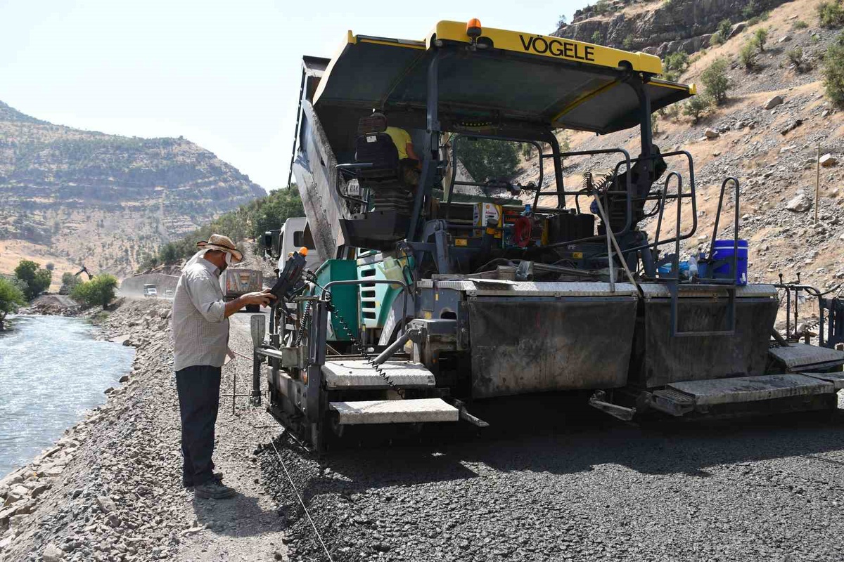 Şırnak\'ta Modern Yol Çalışmaları Devam Ediyor