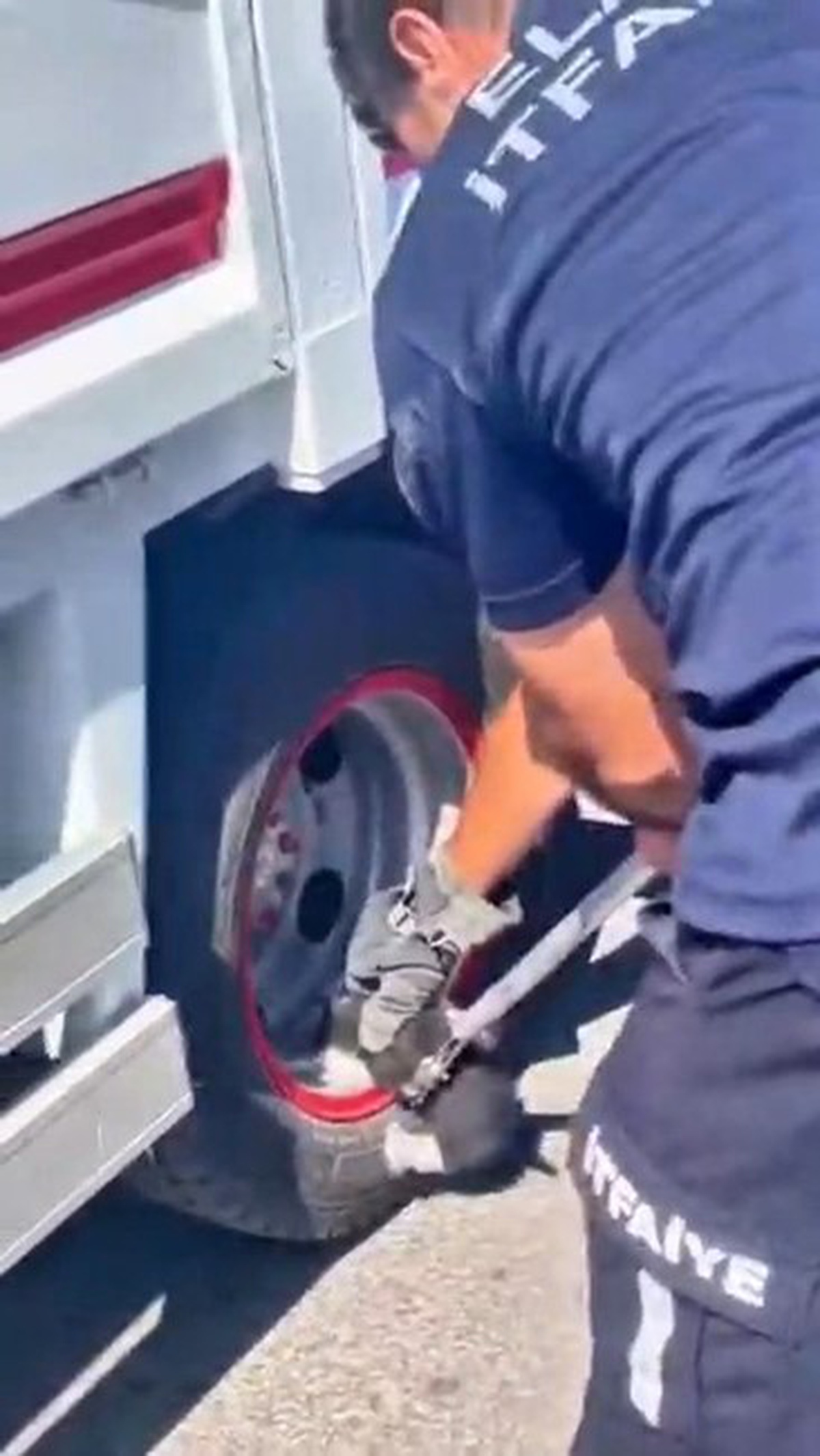 Elazığ\'da Yavru Kedi Tekerlekten Kurtarıldı