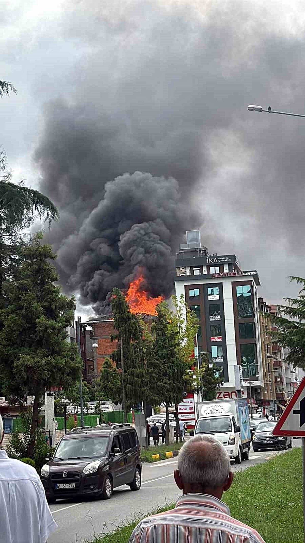 Trabzon’un Araklı ilçesinde 5 katlı binada çatı yangını