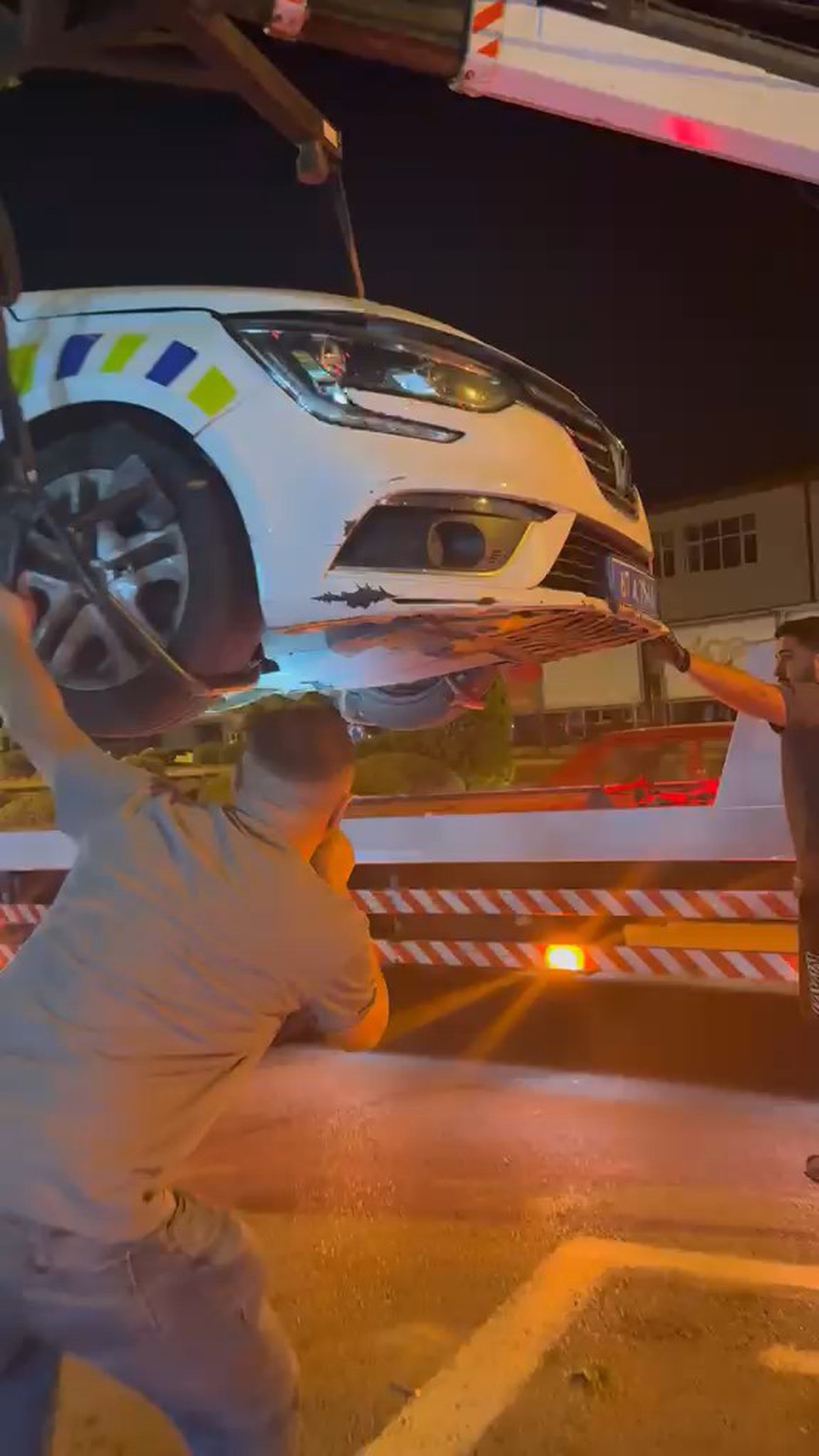 Polis, Ekip Otosuna Sıkışan Kediyi Kurtardı