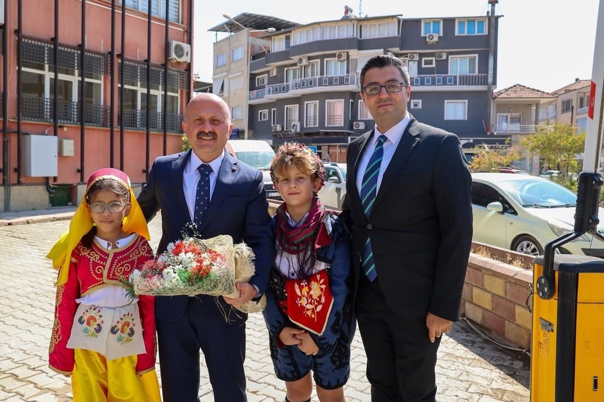 Vali Varol, Yenipazar’da kurumları ziyaret edip vatandaşlarla buluştu