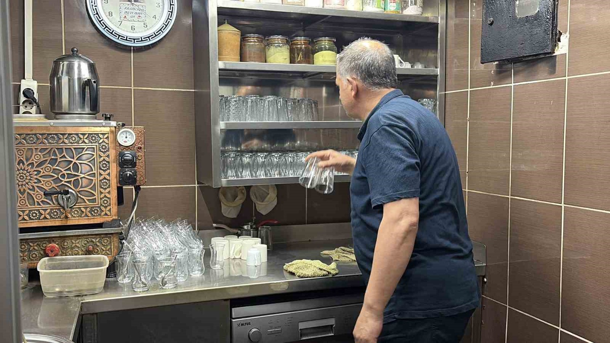 43 Yıldır Çay Demliyor