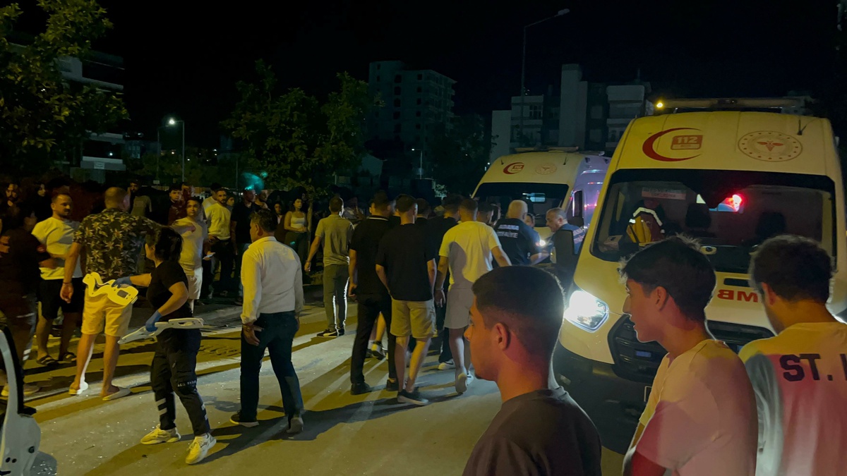 Adana\'da 3 otomobilin karıştığı zincirleme kaza: 7 yaralı