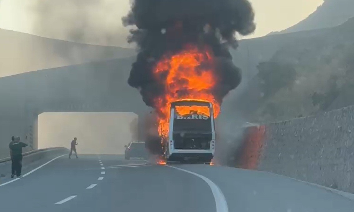 Seyir Halindeki Otobüs Yandı