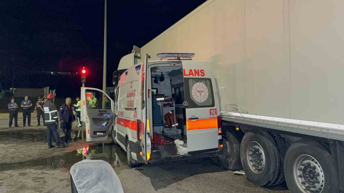 Samsun\'da Ambulans ile Tır Çarpıştı: 6 Yaralı