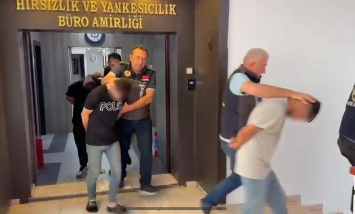 Ankara\'da Otomobil Hırsızları Suçüstü Yakalandı