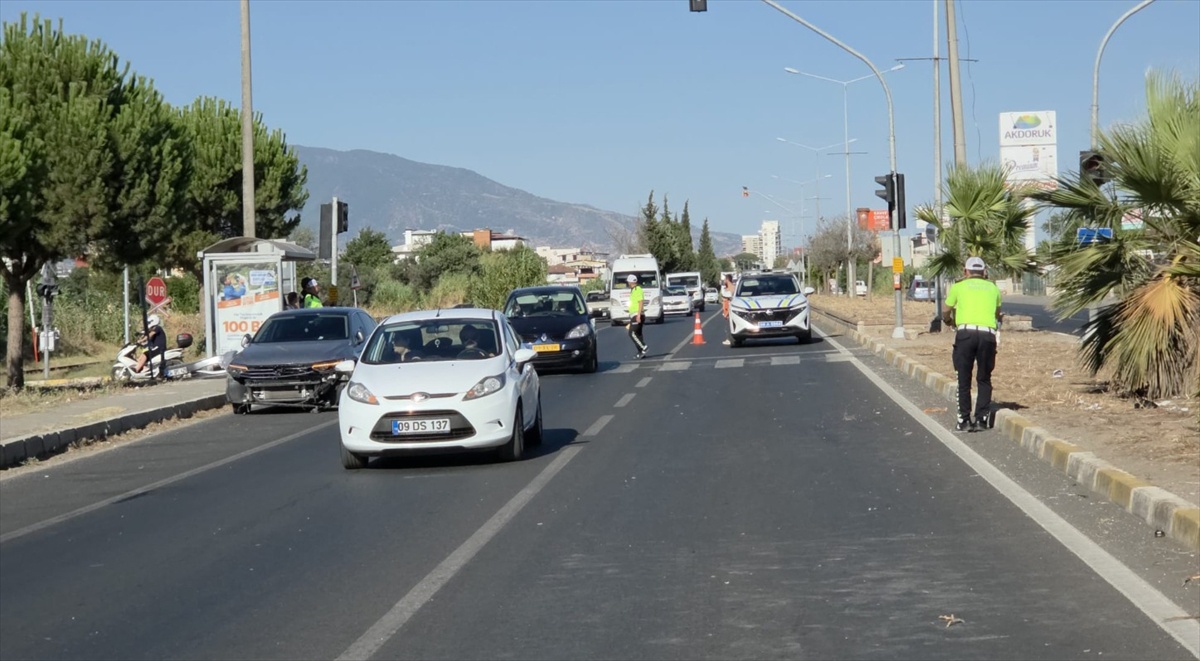 Nazilli\'de Otomobil-Motosiklet Çarpıştı: 2 Yaralı