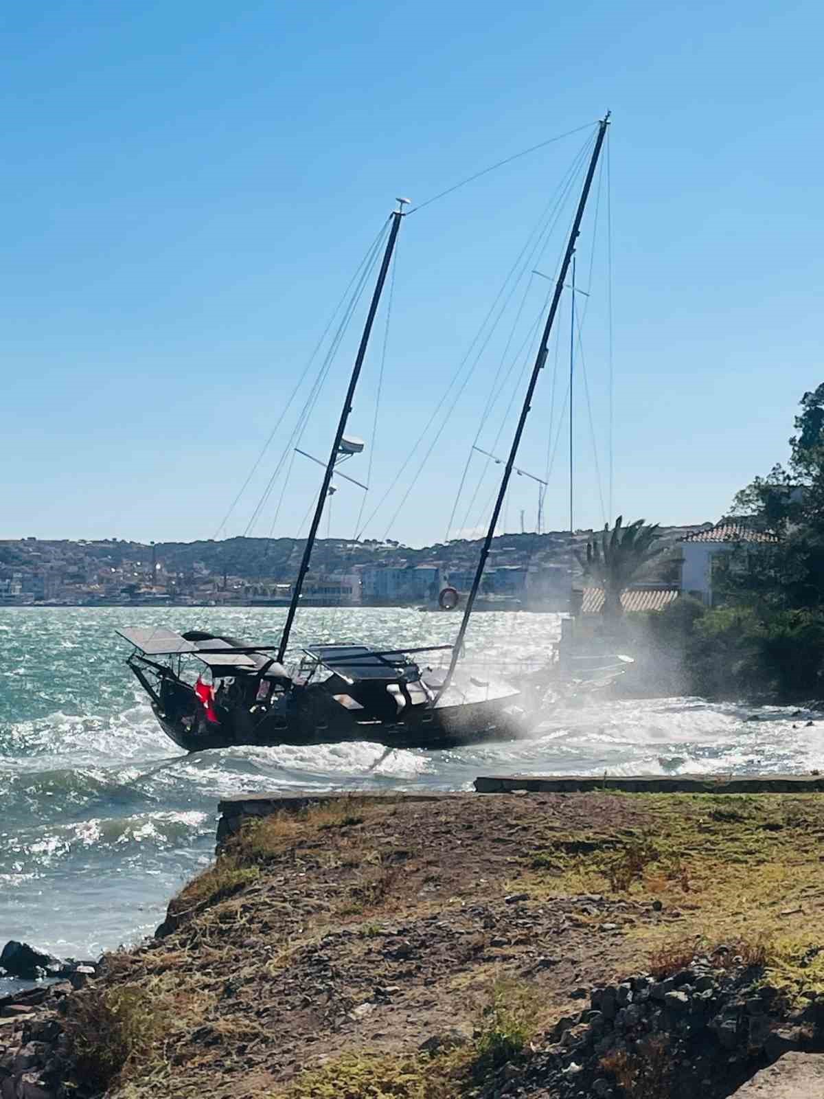 Ayvalık\'ta Kuvvetli Fırtına Yelkenliyi Sürükledi
