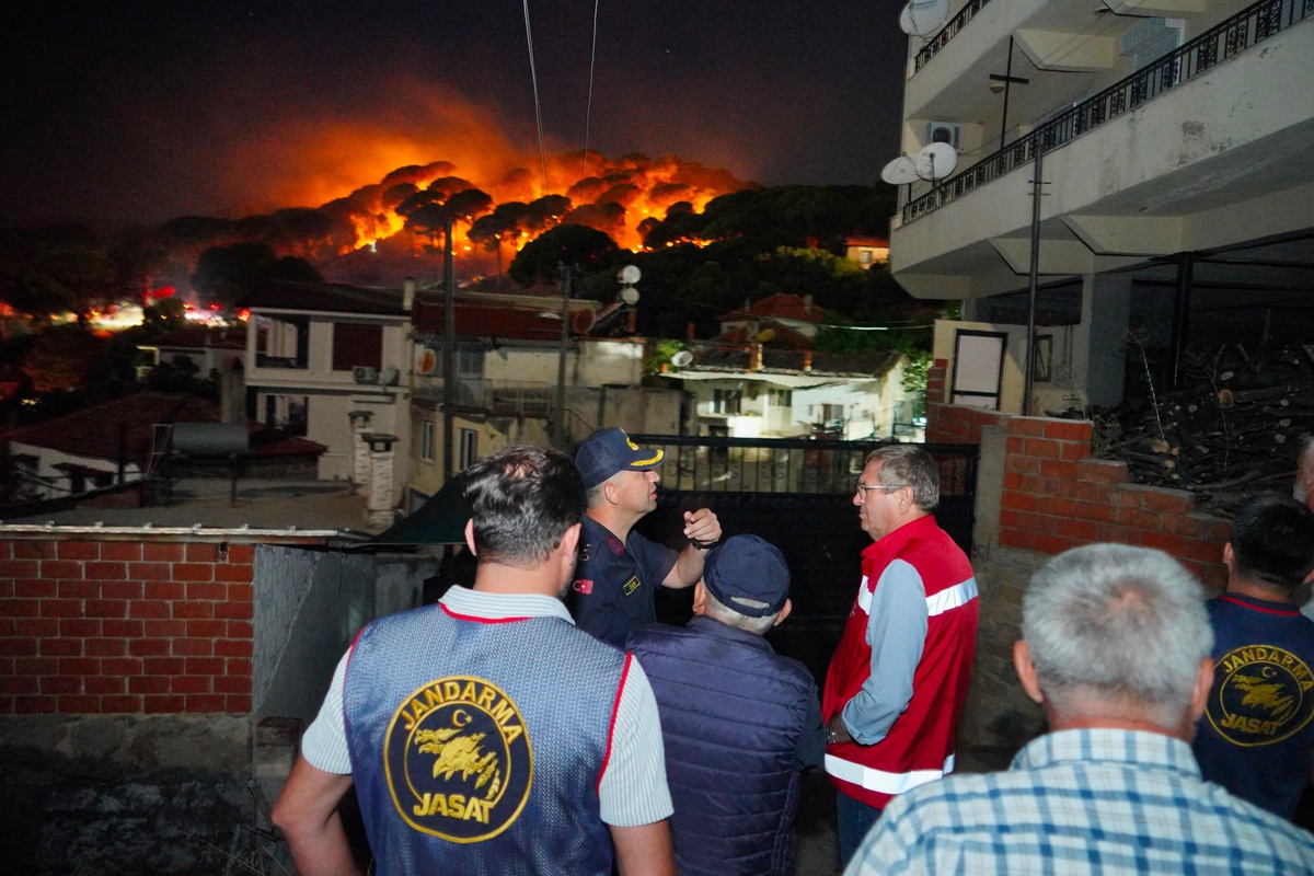 Ayvalık\'taki orman yangına müdahale sürüyor