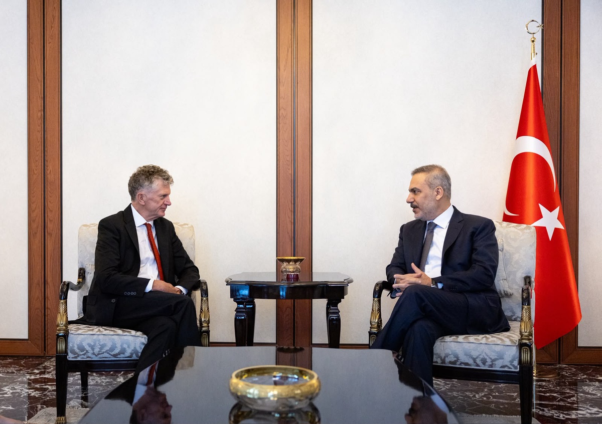 Hakan Fidan, Jonathan Powell\'ı Kabul Etti